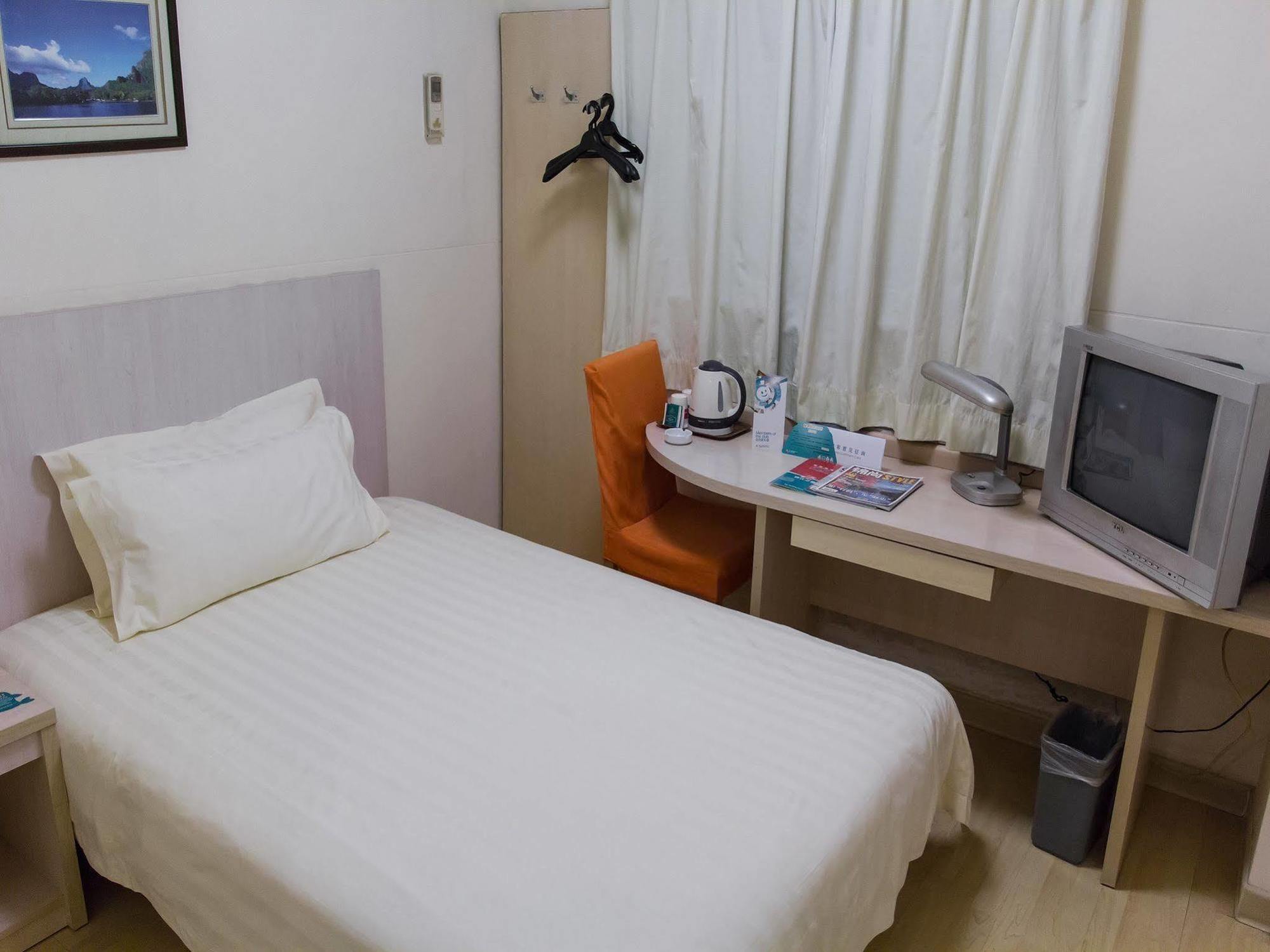 Hotel Jingjiang Hongqiao Hu Qinping Road 3*