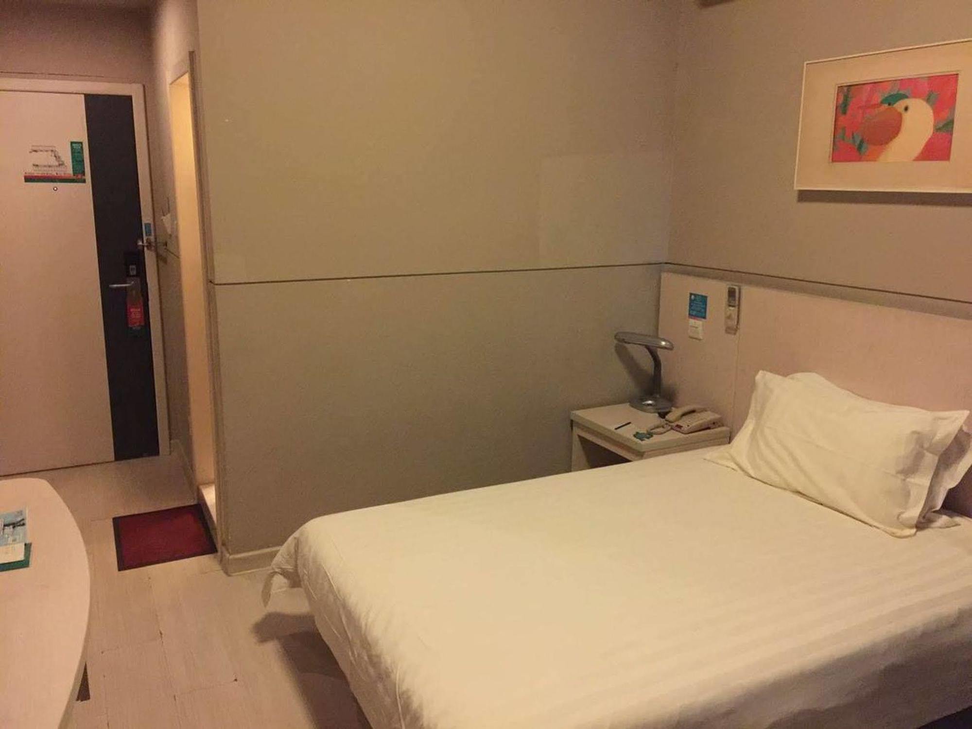 Jingjiang Hongqiao Hu Qinping Road Hotel