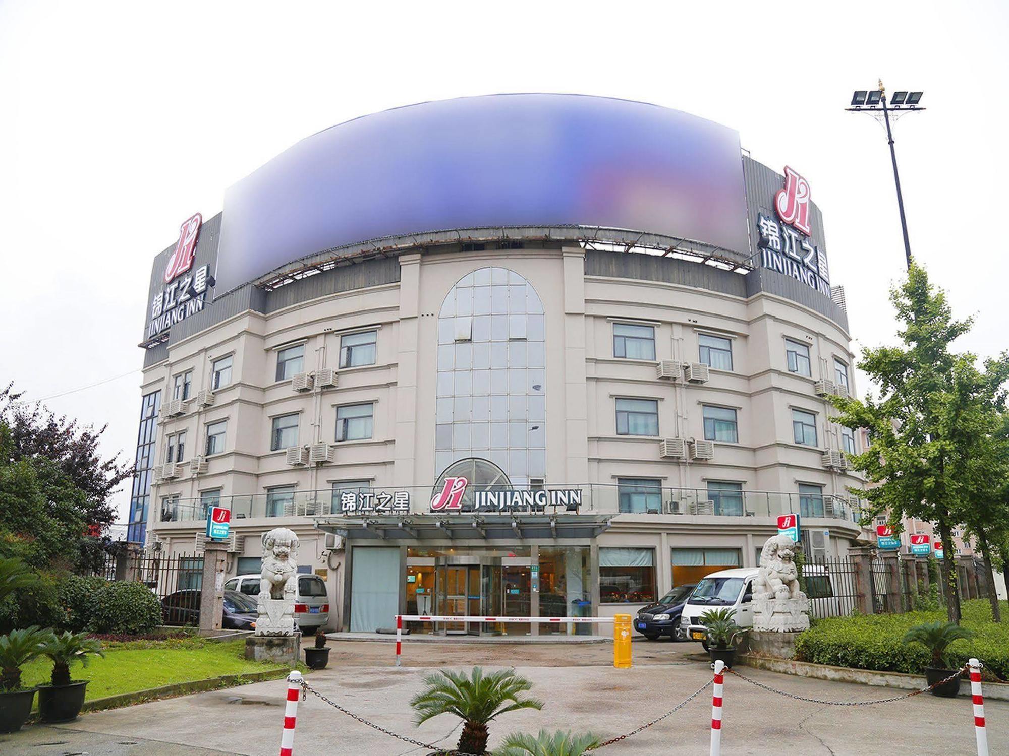 Jingjiang Hongqiao Hu Qinping Road 3*